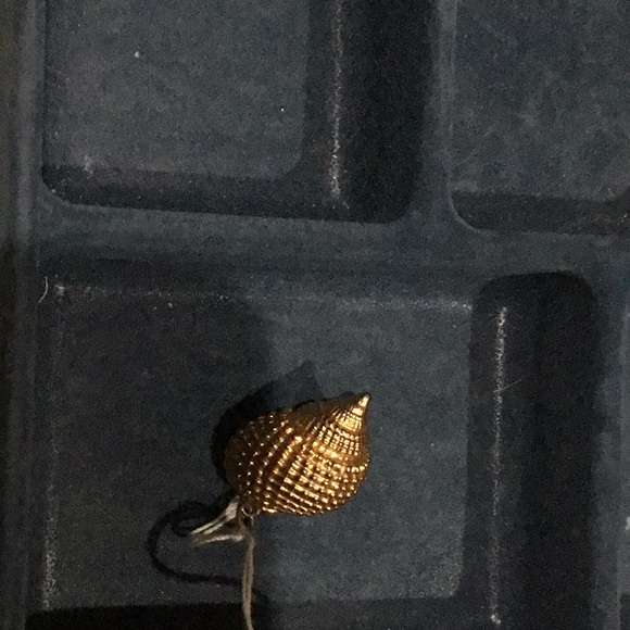 Gold Shell Pendant - Picture 2 of 5